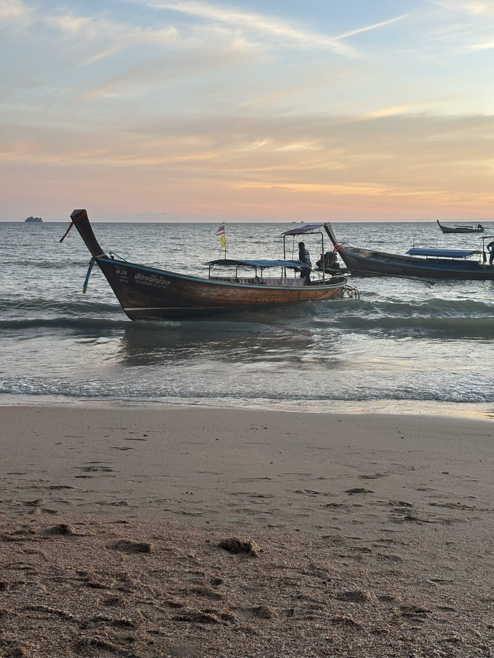 Ao nang naar railay beach longtailboat